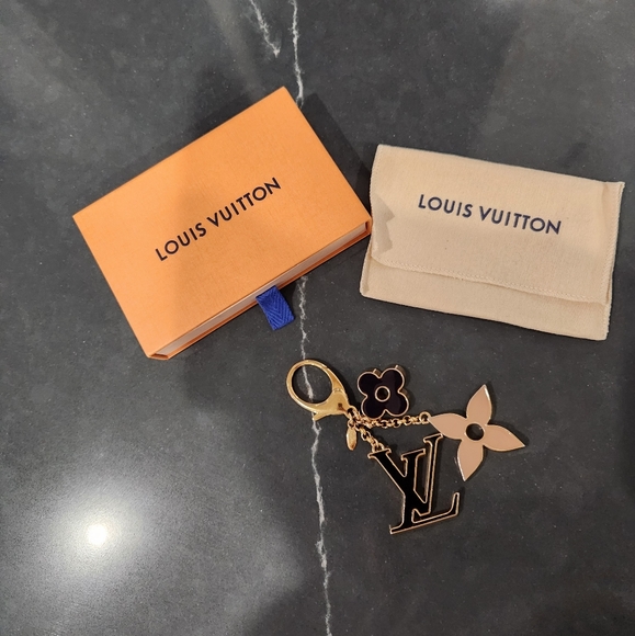 Louis Vuitton Fleur De Monogram Bag Charm - Picture 4 of 8